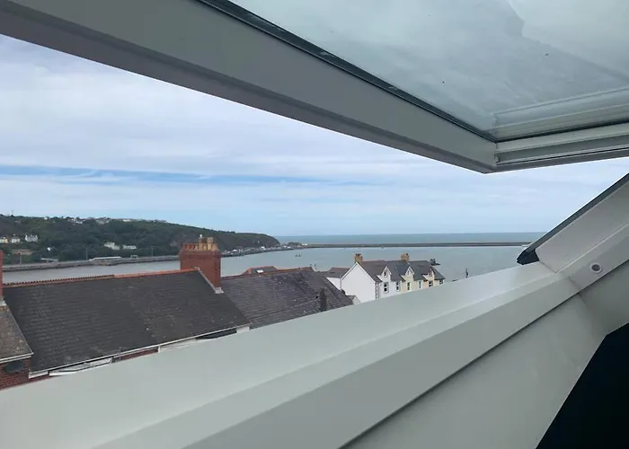 No 11, Fishguard, Ideal For Beach, Coastal Path And Town!
